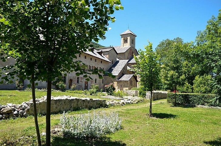 Boscodon Abbey near Baratier, a jewel of the Hautes-Alpes heritage surrounded by nature, ideal for a cultural and spiritual visit.