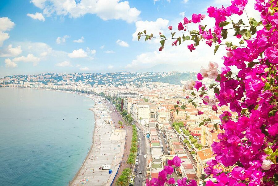 Panoramic view of Nice and the Promenade des Anglais, perfect for a campsite stay in the Alpes-Maritimes between sea and culture.