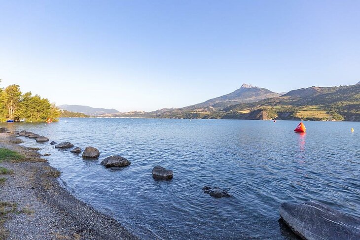 The Embrun lake near Baratier is an ideal place for family activities, including swimming, canoeing and relaxing in the mountains of the Hautes-Alpes.