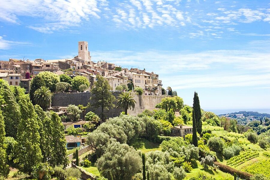 Hilltop village of Saint-Paul-de-Vence on the Côte d’Azur, surrounded by greenery with views over the Mediterranean.