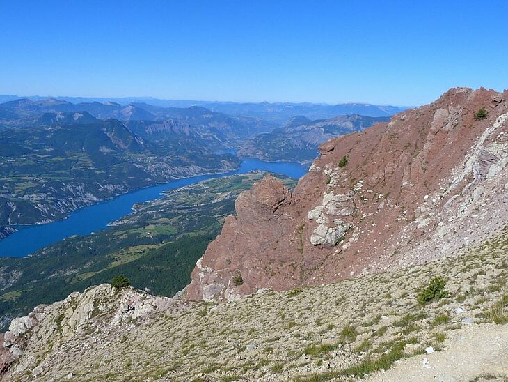 Panoramic views from the Pic de Morgon, offering an exceptional natural spectacle over Lake Serre-Ponçon and the surrounding mountains, a must for hikers in Baratier.